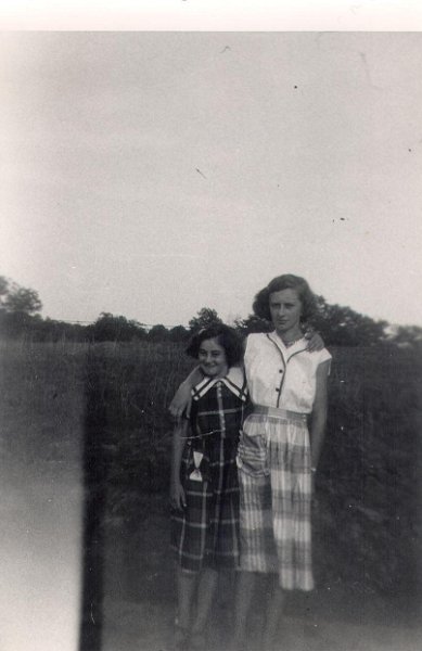 Shirley and Doris Allen020